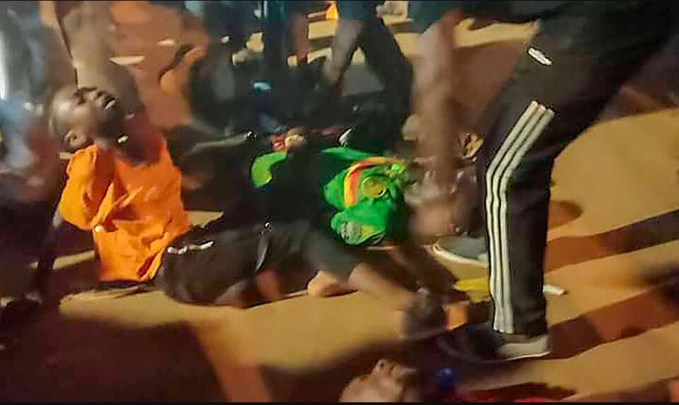 (ВИДЕО) Најмалку осум лица загинаа во стампедо на навивачи во Камерун