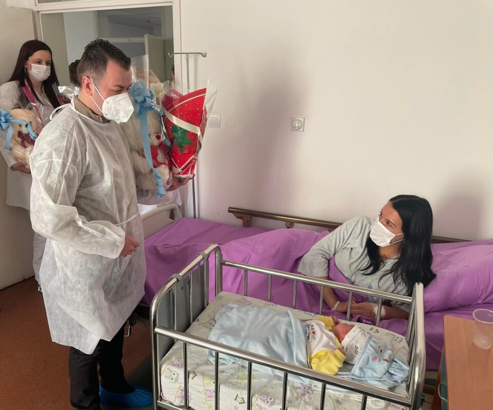Стефковски во посета на првите родени бебиња во Гази Баба