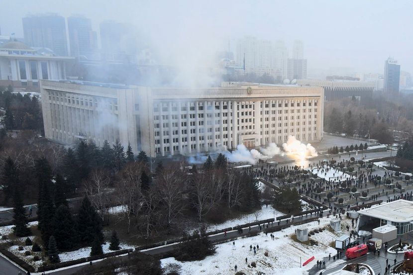 (ВИДЕО) Гори резиденцијата на претседателот на Казахстан, повредени и цивили