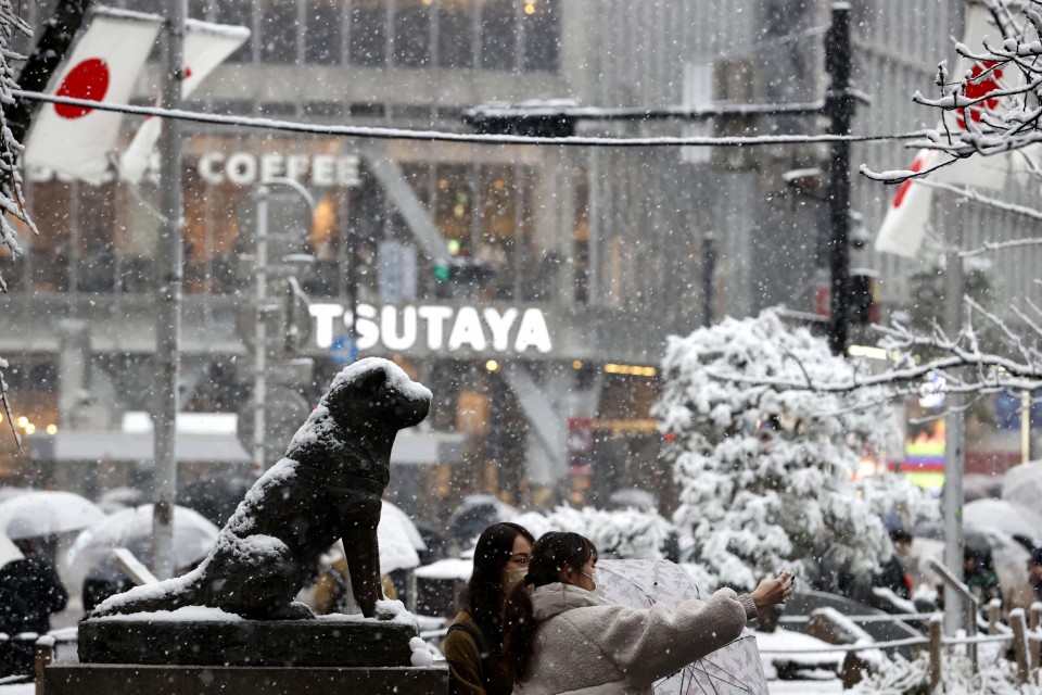 Обилен снег во Токио, откажани над 100 летови