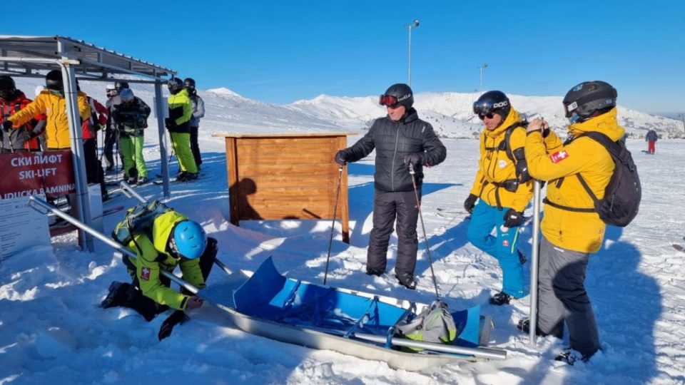 Директорот на ЦУК Ангелов на средба со ски-патролата на Попова Шапка