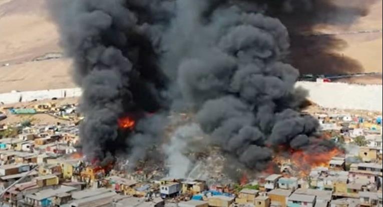 (ВИДЕО) Најмалку 100 куќи изгореа во огромен пожар во сиромашен кварт во Чиле