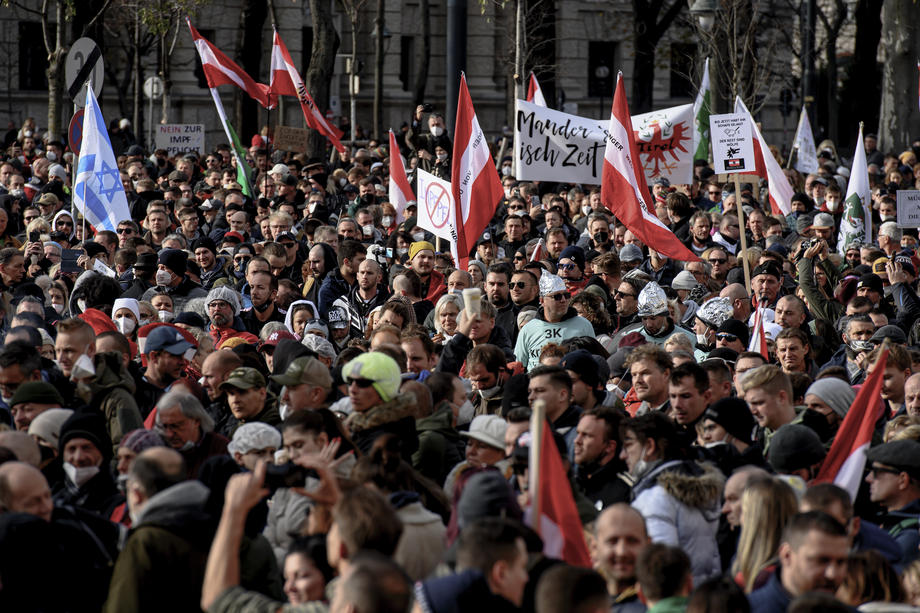 Голем антиваксерски протест во Франција