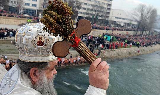 Архиепископот Стефан ќе го положи светиот крст во Вардар кај мостот „Слобода“
