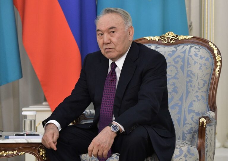 Семејството Назарбаев со два авиони избегало од Казахстан, еден долетал од Македонија?