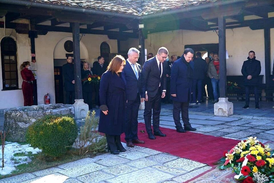 Делегации на ВМРО-ДПМНЕ денеска положија свежо цвеќе на споменикот на Гоце Делчев по повод 150 години од раѓањето