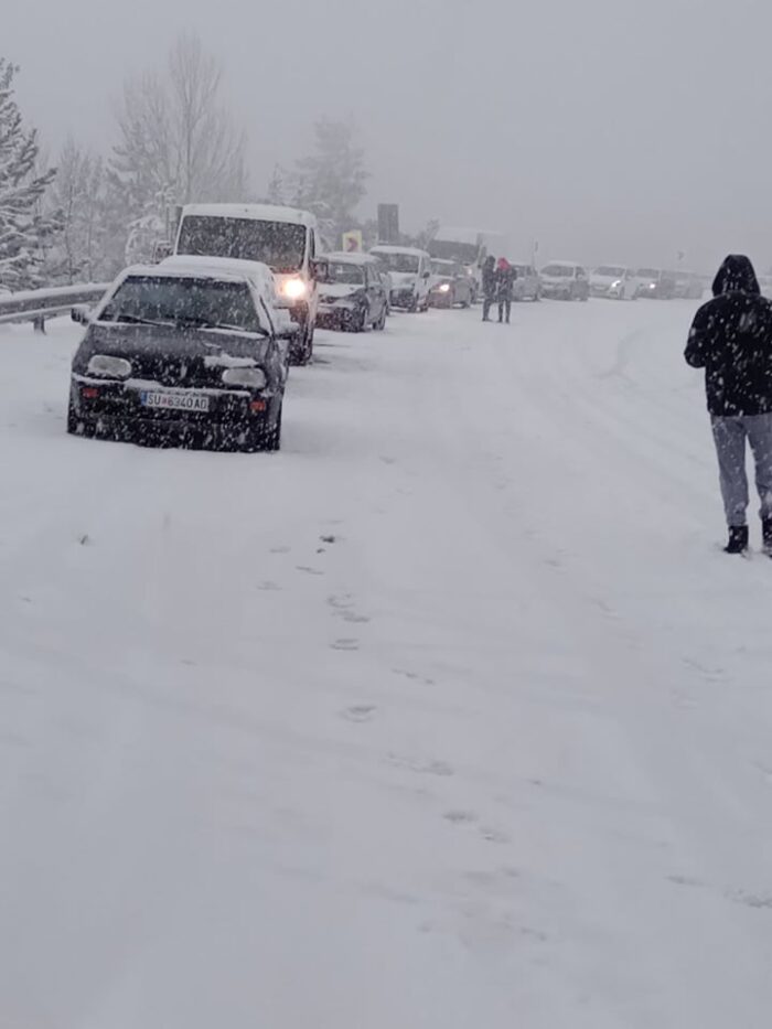 (ФОТО) Сообраќајот под целосна блокада: Сообраќајка на магистралниот пат Битола-Ресен, кај „Ѓавото“