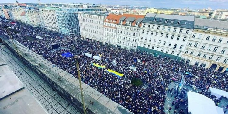 Над 80.000 луѓе протестираат против руската окупација во Прага