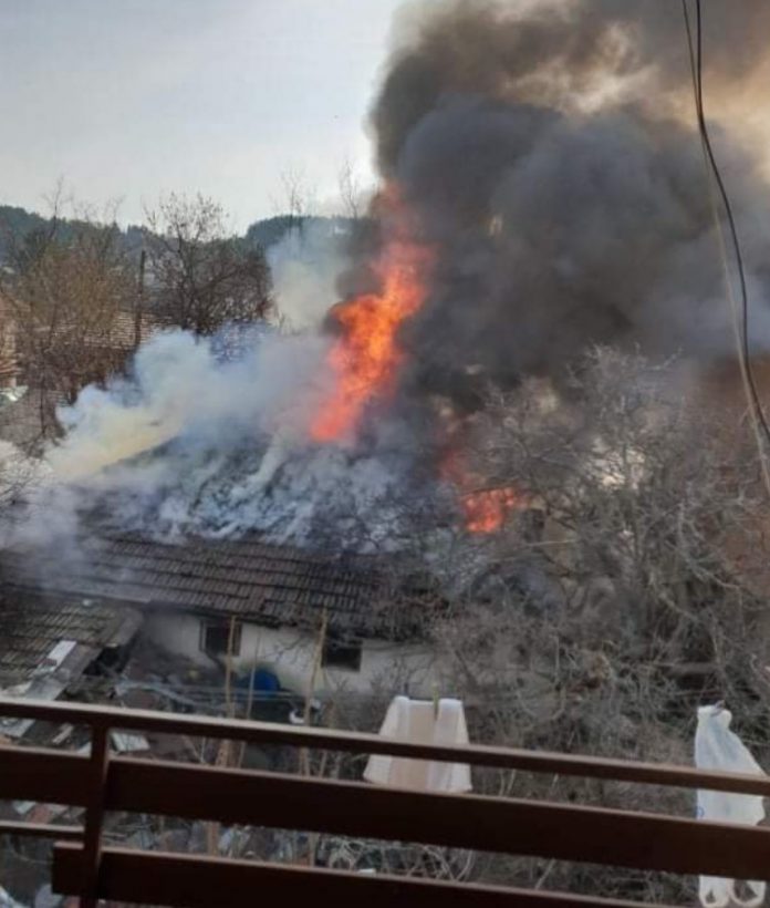 Изгоре куќа во населбата Лескајца во Охрид