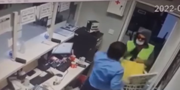 (ВИДЕО) Драма во спортска обложувалница во Чаир – крадец со нож сакаше да нападне вработен,