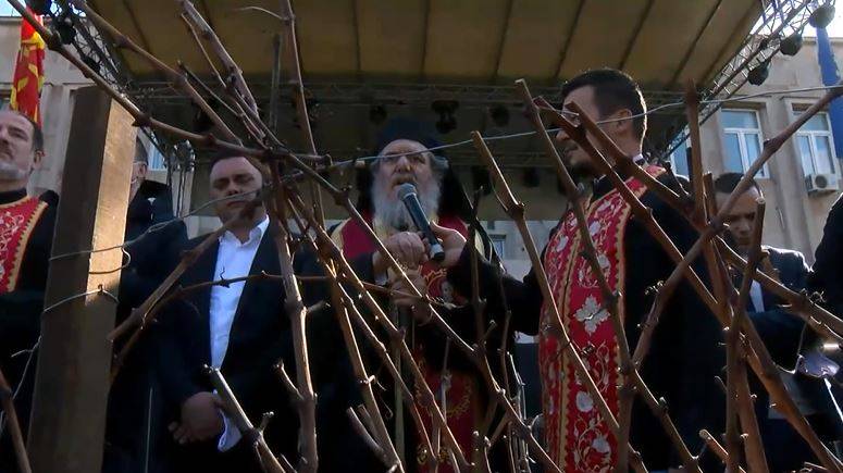 Агатангел се помоли за божја помош за Мицкоски во одбрана на Македонија, за Милевски владиката е штетник за црквата