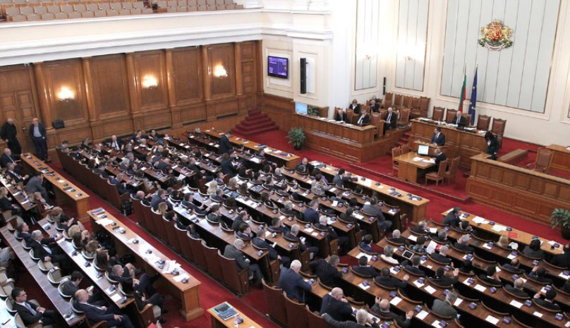 Казнети повеќе бугарски пратеници, не носеле маски во парламентот