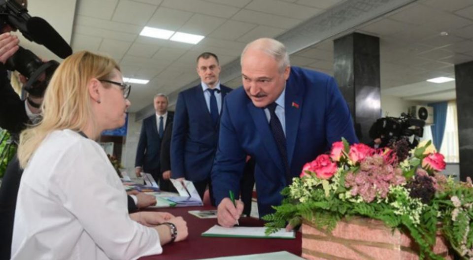 Во Белорусија на референдум одобрен нов устав кој дозволува нуклеарно оружје