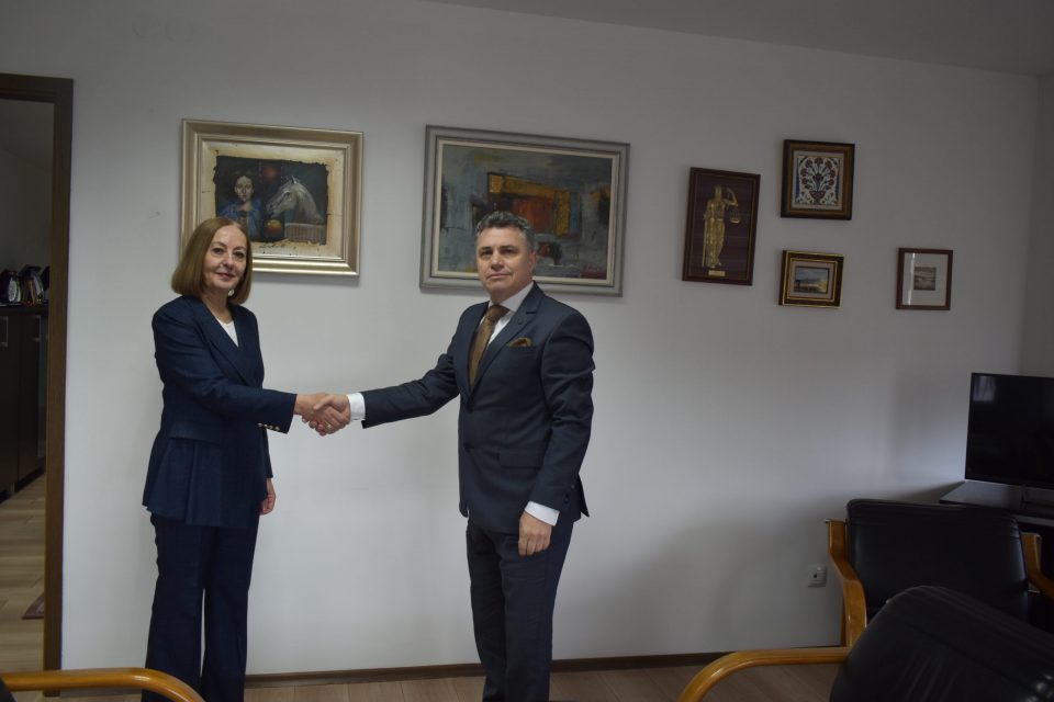 Претседателката на Уставниот суд Кацарска се сретна со министерот за правда Тупанчески
