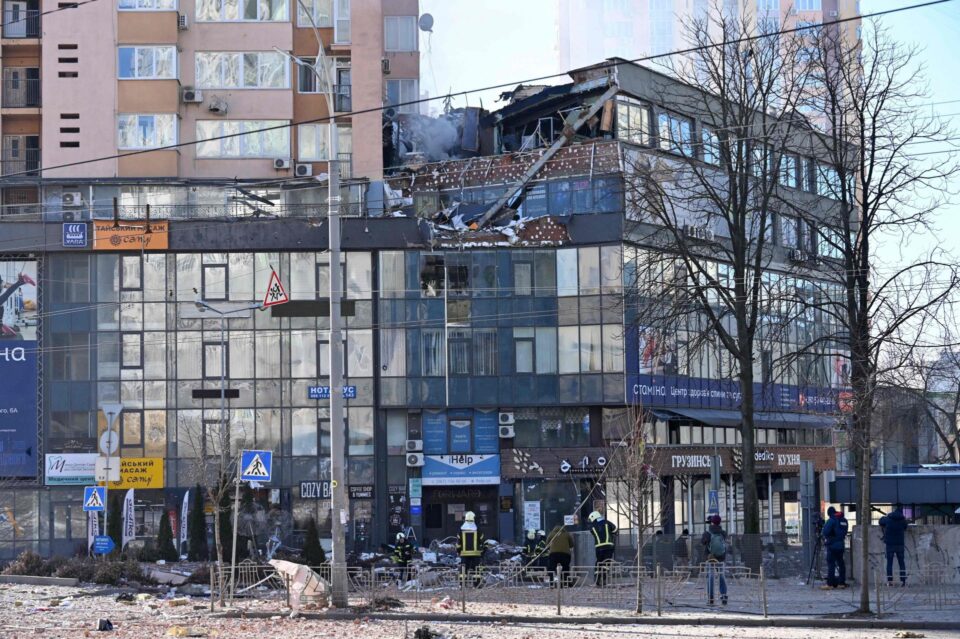Две загинати лица во погодената зграда во Киев, шест се тешко повредени