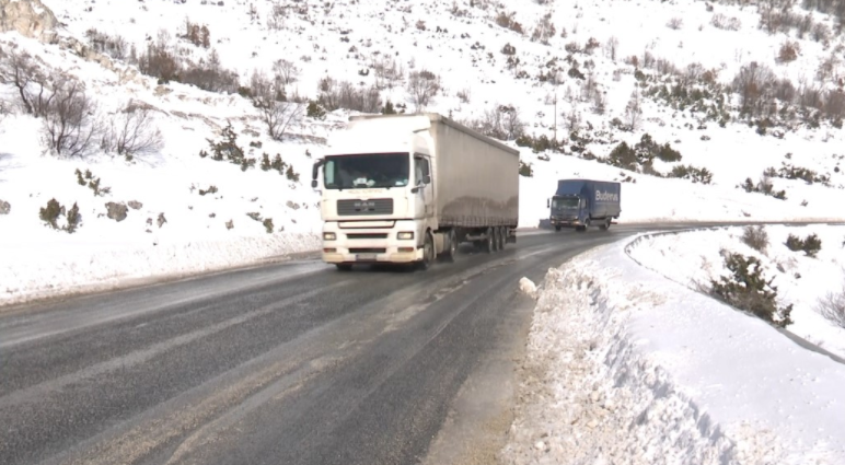 Стража и патот крак Маврово – Дебар затворени за сообраќај на тешките товарни возила