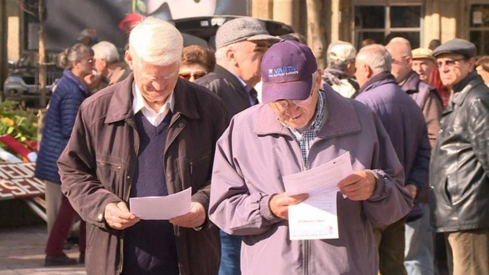Битолските пензионери излегоа на самоиницијативен протест со барање за линеарно покачување на пензиите, а не процентуално