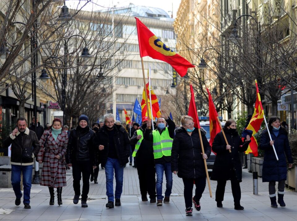 Синдикатите ја блокираа улицата пред седиштето на Организацијата на работодавачи, за 10 февруари најавија собир пред Собранието