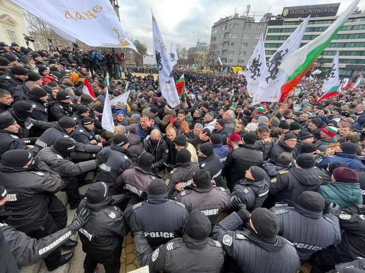 Протести во Софија – демонстрантите бараат оставка од владата и укинување на ковид-мерките