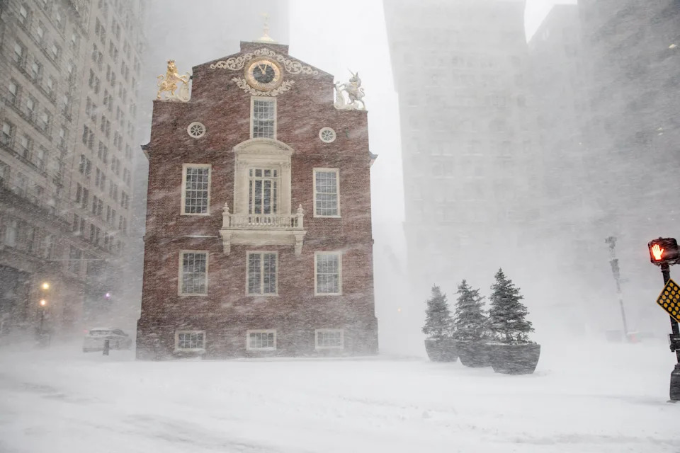 САД: Поради снежна бура, стотици илјади луѓе останаа без струја