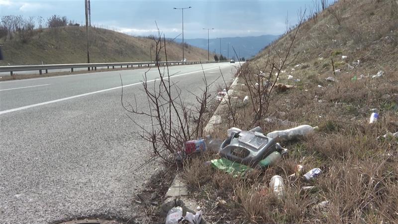 Македонските патишта „затрупани“ од ѓубре и отпадоци