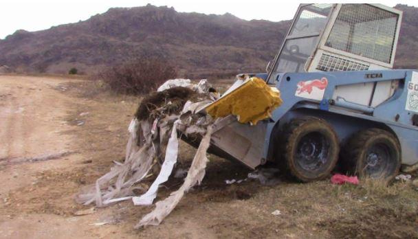 Прилепските комуналци во акција за чистење диви депонии