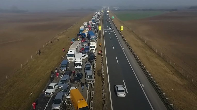 (ВИДЕО) Огромен верижен судир на автопат во Војводина