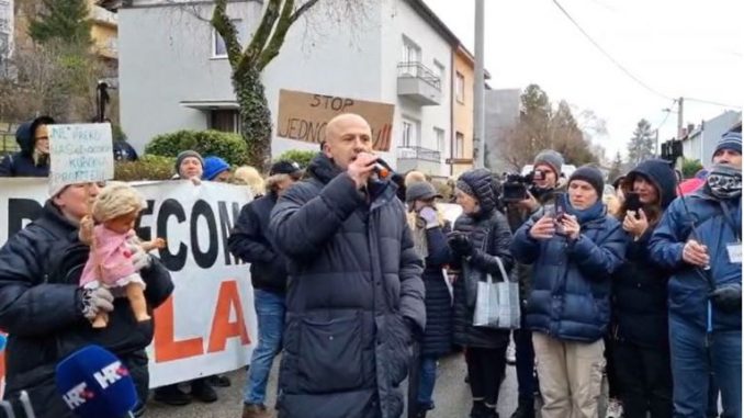 Во Загреб протест против корона-мерките во училиштата