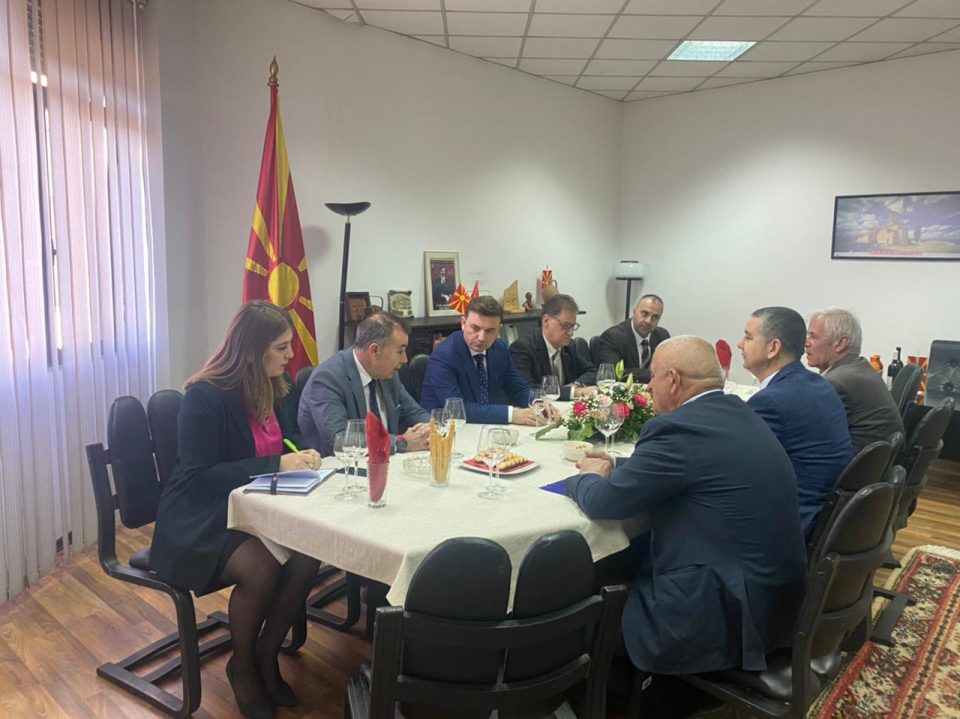 Османи се сретна со Македонците во Албанија
