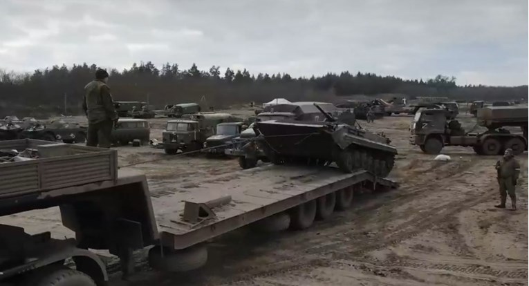Украинците избегале од воената база во близина на Херсон, оставајќи зад себе тони муниција и тенкови, тврдат Русите