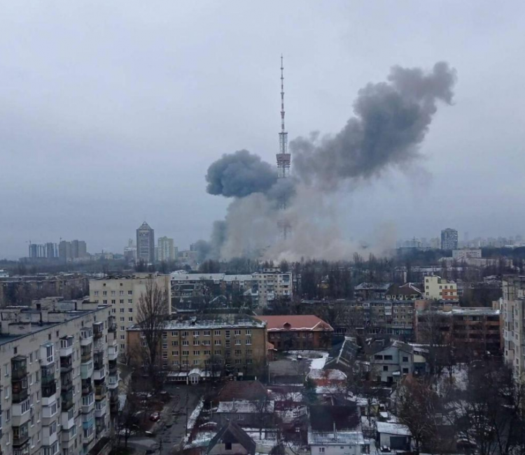 (ВИДЕО) Проектил ја погоди главната телевизиска кула во Киев