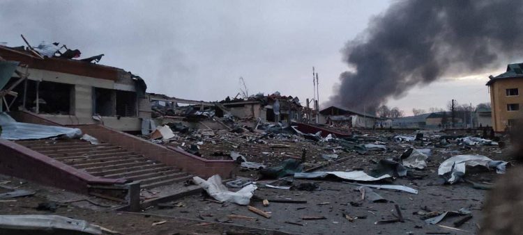 Најмалку девет жртви во рускиот воздушен напад врз воената база во близина на Лавов