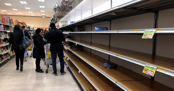 Во Шпанија брашното и маслото се распродадени, полиците во супермаркетите празни