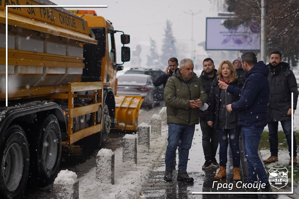 Арсовска на терен со директорите на јавните претпријатија, со координирана акција службите од Град Скопје интензивно работат на чистење и проодност на булеварите