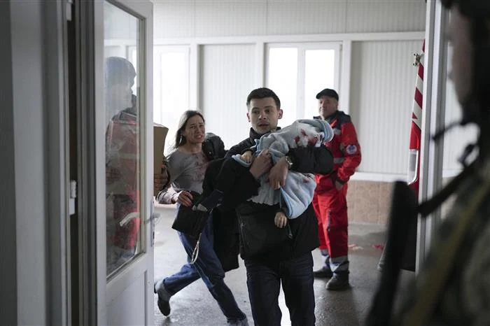 Осумнаесет месечно бебе загина во бомбардирањето на Мариупол