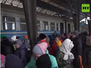 Во Украина редици луѓе чекаат да се приклучат на војската