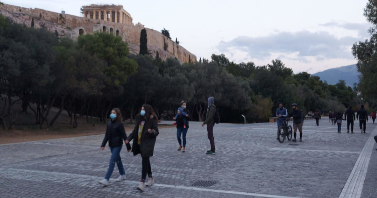 Од сабота во Грција се укинува задолжителната маска на отворено