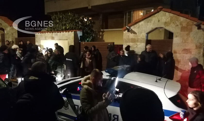Борисов во полициски автомобил го напушти својот дом