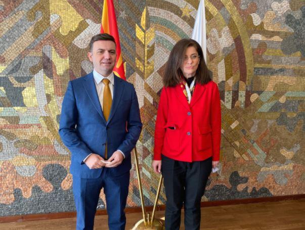 Одложената посетата на шефицата на бугарската дипломатија Генчовска на Скопје