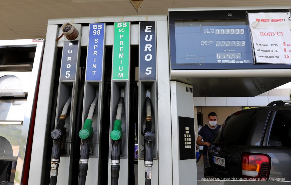 Горивата со нови цени од полноќ: Бензинот поевтинува, дизелот поскапува