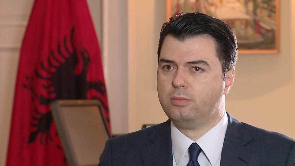 Лидерот на најголемата опозициска партија во Албанија си поднесе оставка