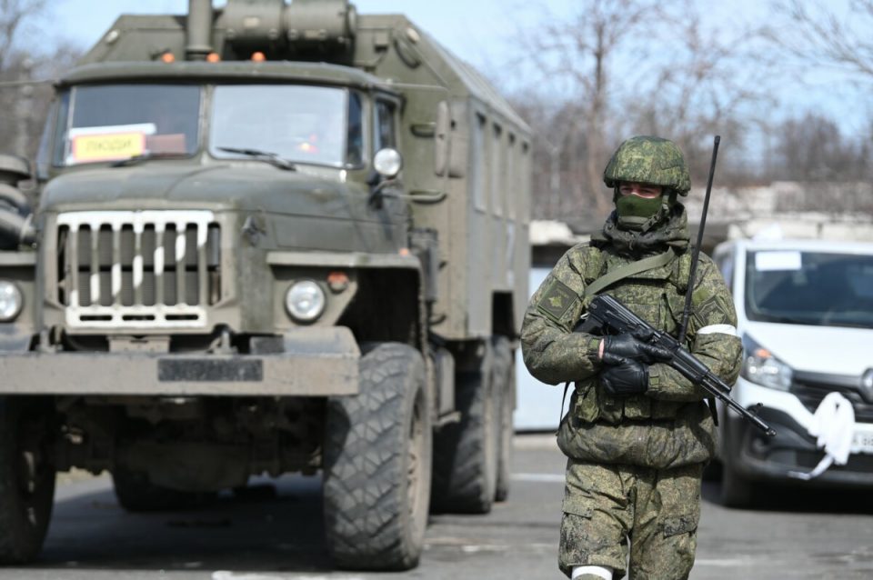 Руските војници во Белорусија менуваат гориво за алкохол, тврди Украина