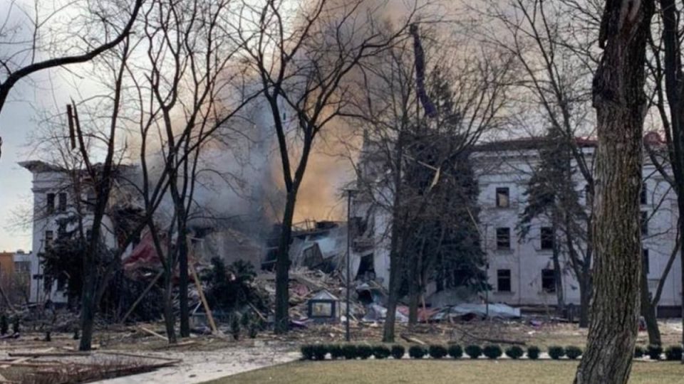 Властите на Мариупол тврдат дека во бомбардирањето на театарот загинале околу 300 цивили