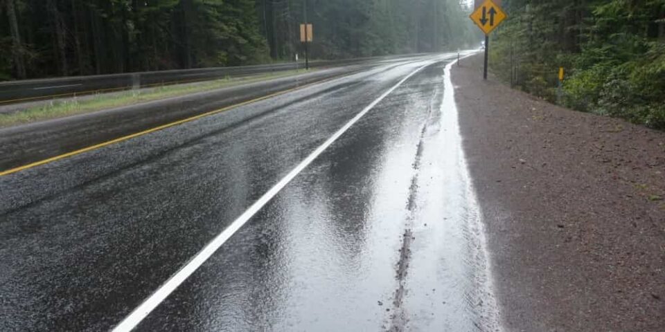 Сообраќајот на патиштата по наместа влажни коловози