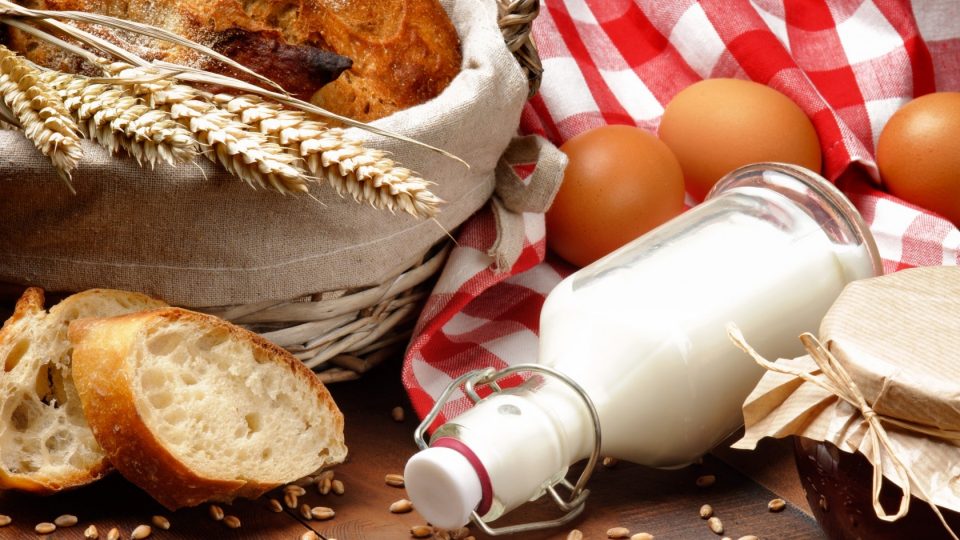Oд утре леб и за 32 денара, поевтини млечни производи по Нова година