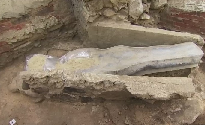 Оловен саркофаг откриен под Нотр Дам