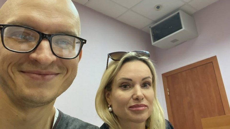 Парична казна за руската новинарка која упадна во вести на државна телевизија