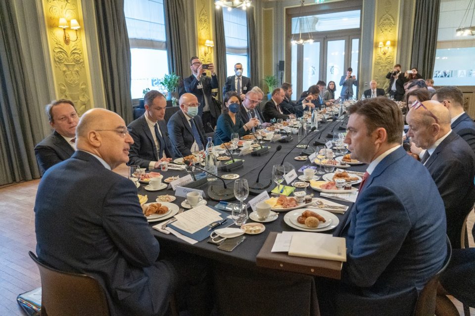 Османи со министрите за надворешни работи на ЕУ: Почеток на преговорите за време на француското претседателство би била правилна и правична работа