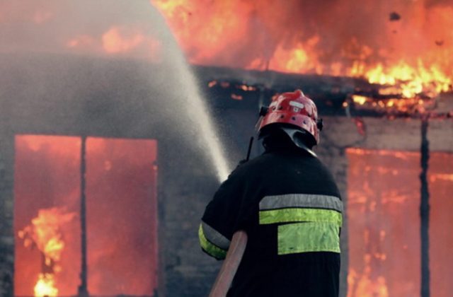 Три противпожарни возила и седум пожарникари од Скопје учествуваат во гаснење на пожарот во Тетово