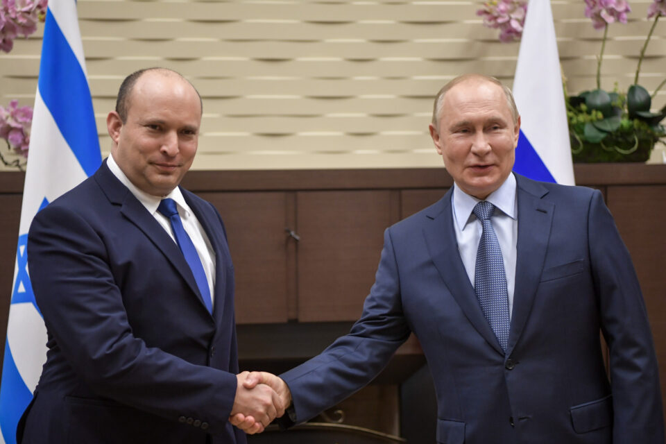 Путин и Бенет разговараа за ситуацијата во Украина